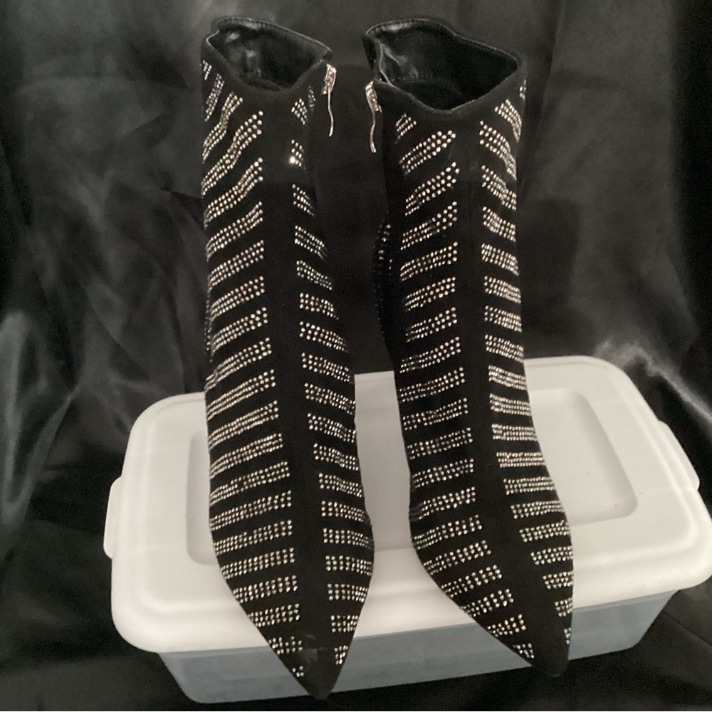 Women’s boots size 8